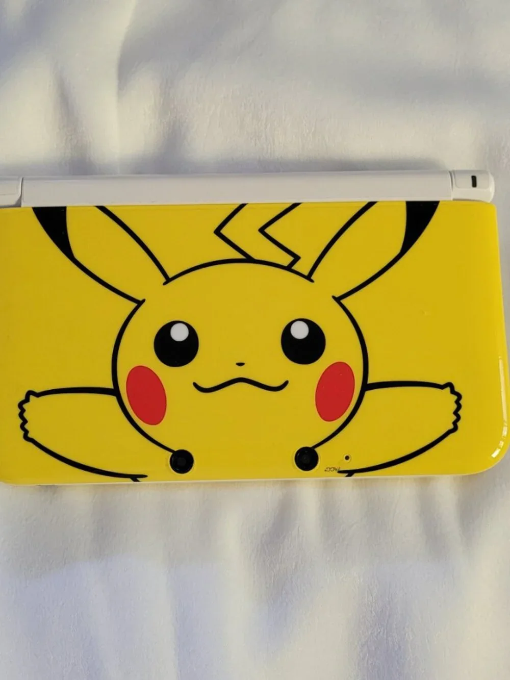 Nintendo 3DS XL Pikachu Edition - Picture 1 of 11